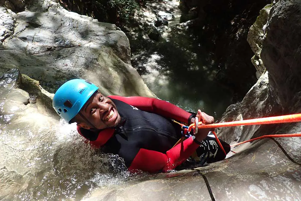 homme qui descend le canyoning d'Angon