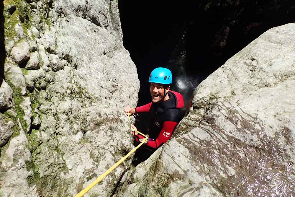 vue du haut d'un homme au canyon d'angon