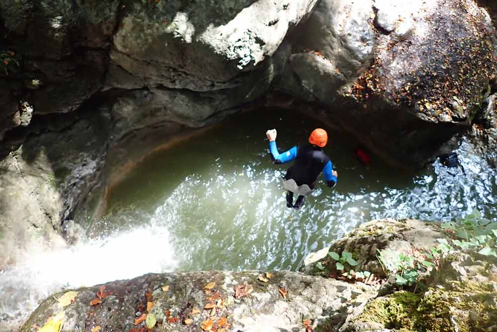 un homme saute dans le canyon angon