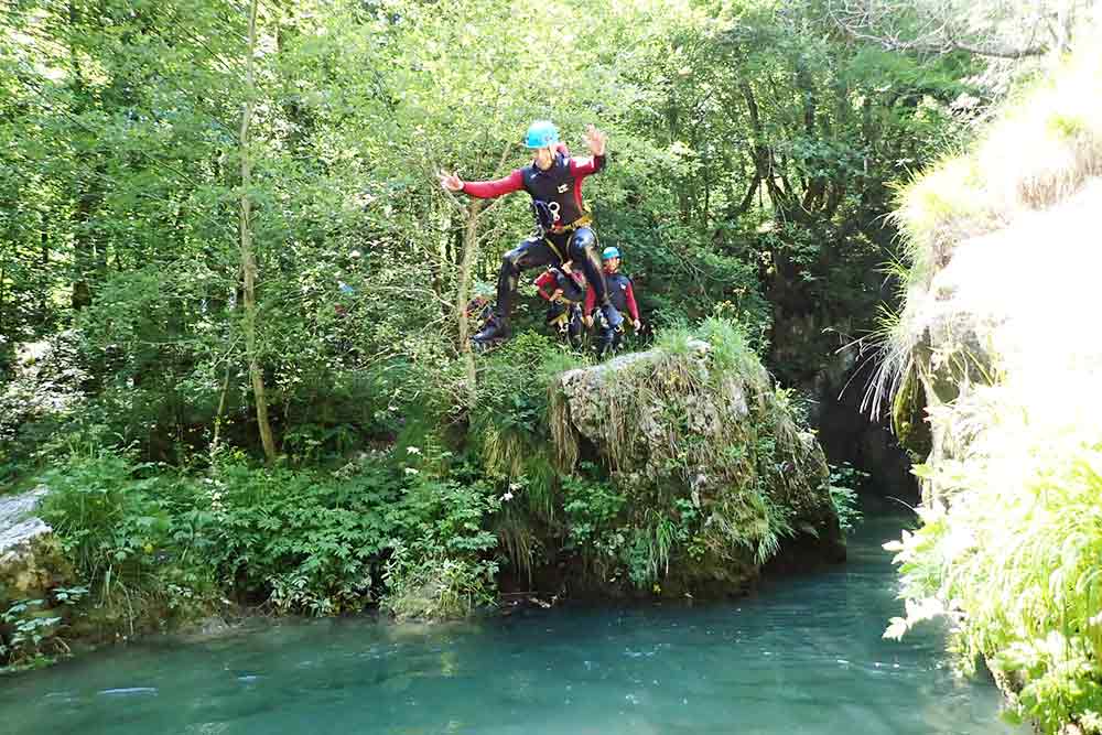 saut à la sortie du canyon pont du diable