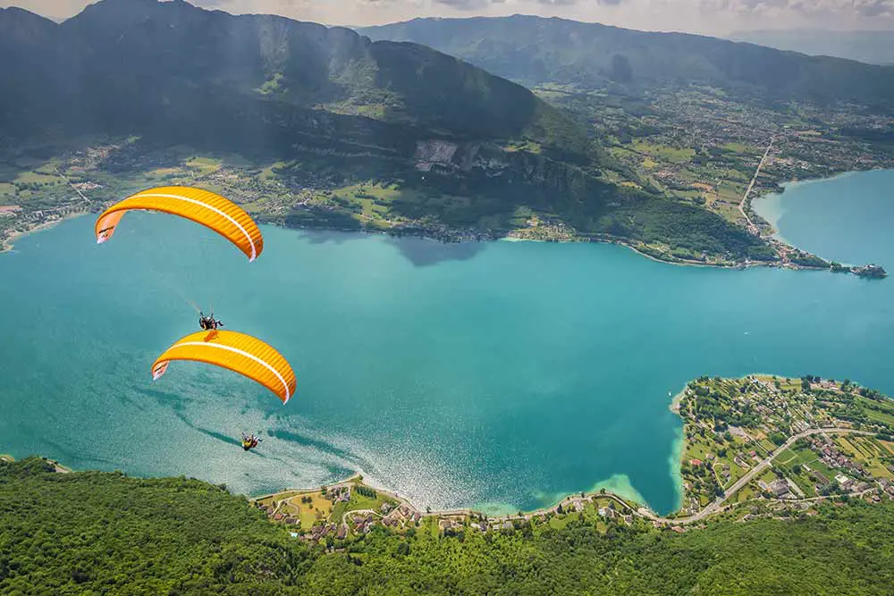 superposition de parapente au lac d'Annecy