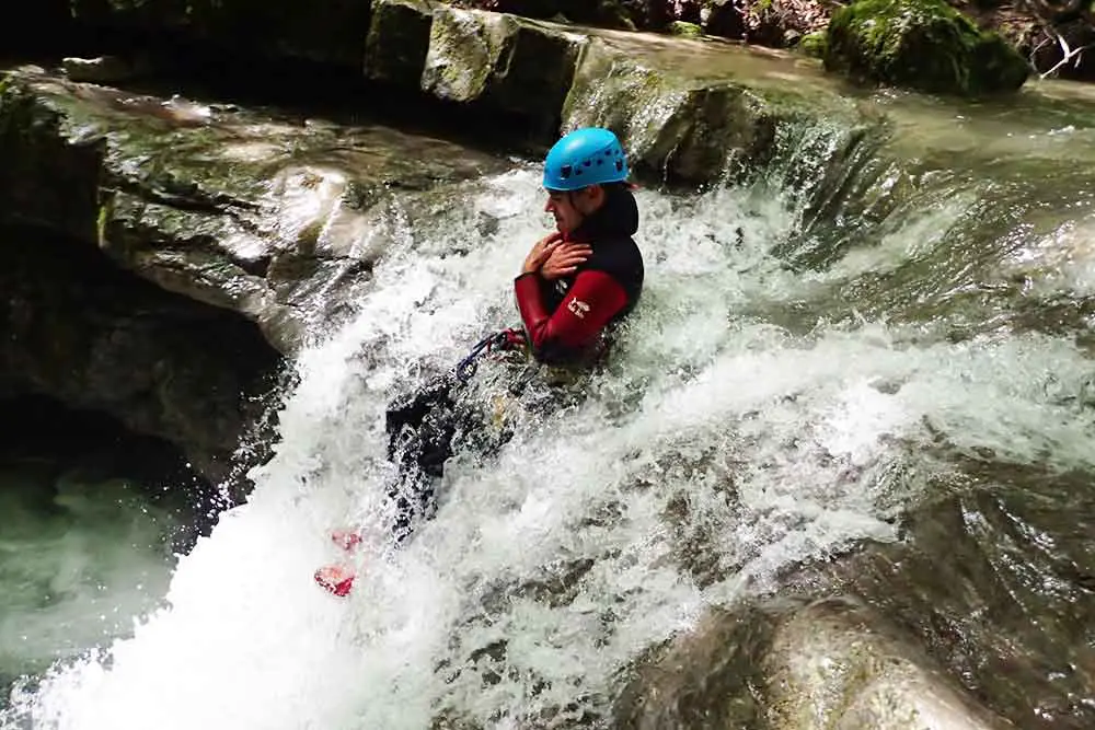 homme qui descend une cascade canyon angon