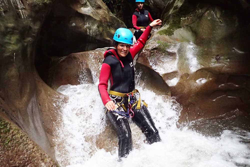 femme qui desescalade en randonnée aquatique