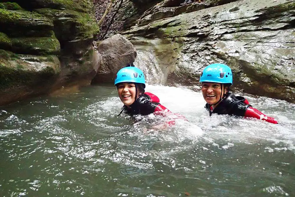 mère et fille dans une vasque en randonnée aquatique annecy