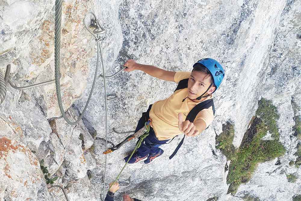 jeune sur la via ferrata à annecy