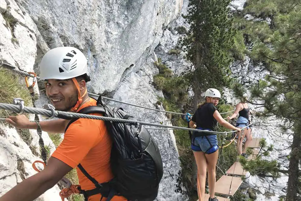 amis sur un pont de la via ferrata de la sambuy