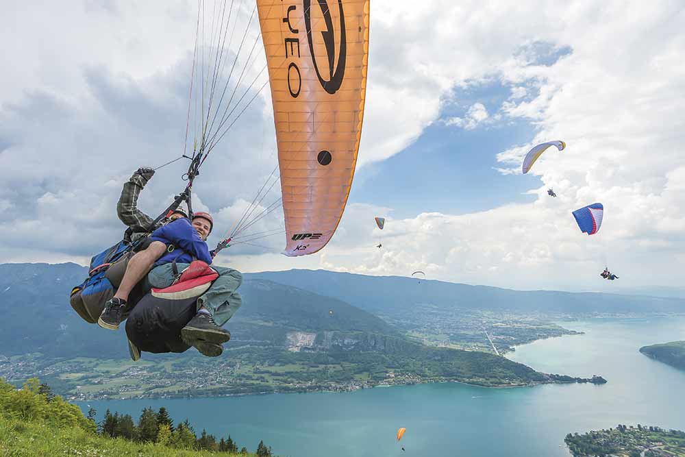 Parapente proche du sol à Annecy