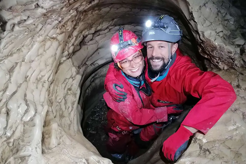 couple dans un trou spéléologie annecy