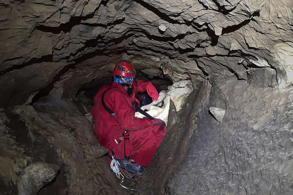 personnes de dos en spéléologie à annecy