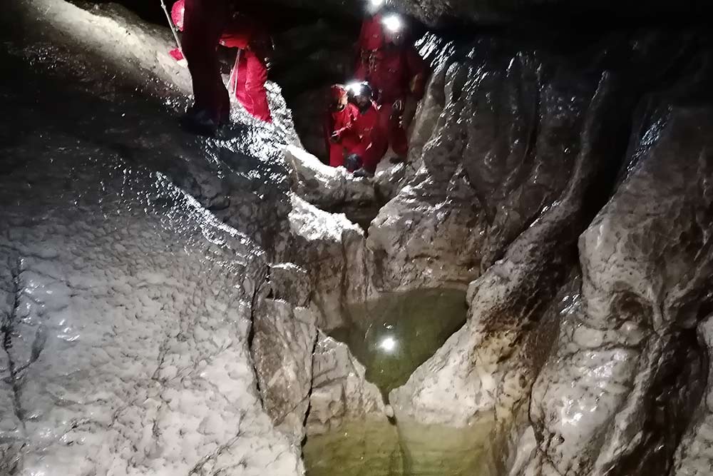 groupe au fond de la grotte de prérouge