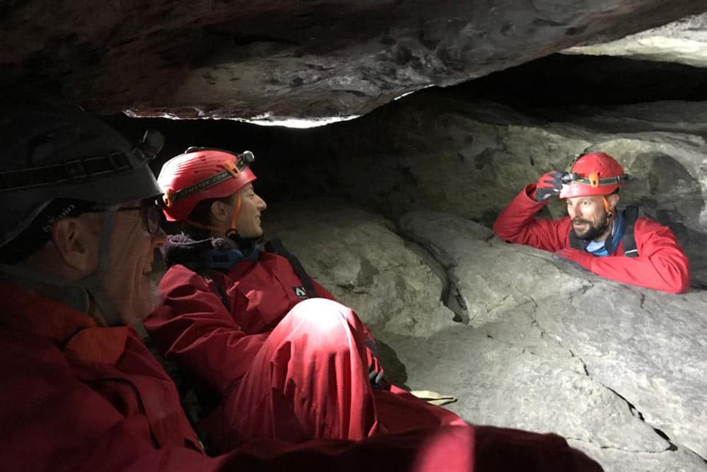 personnes dans la grotte de la diau à annecy