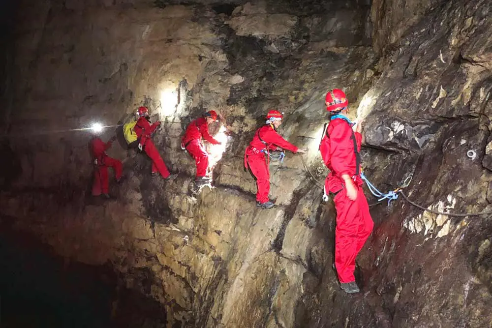 personne sur main courante en spéléologie annecy