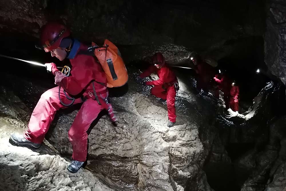 passage sur main courant e en spéléologie à annecy