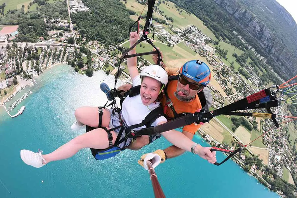 portrait de parapente biplace au dessus du lac annecy