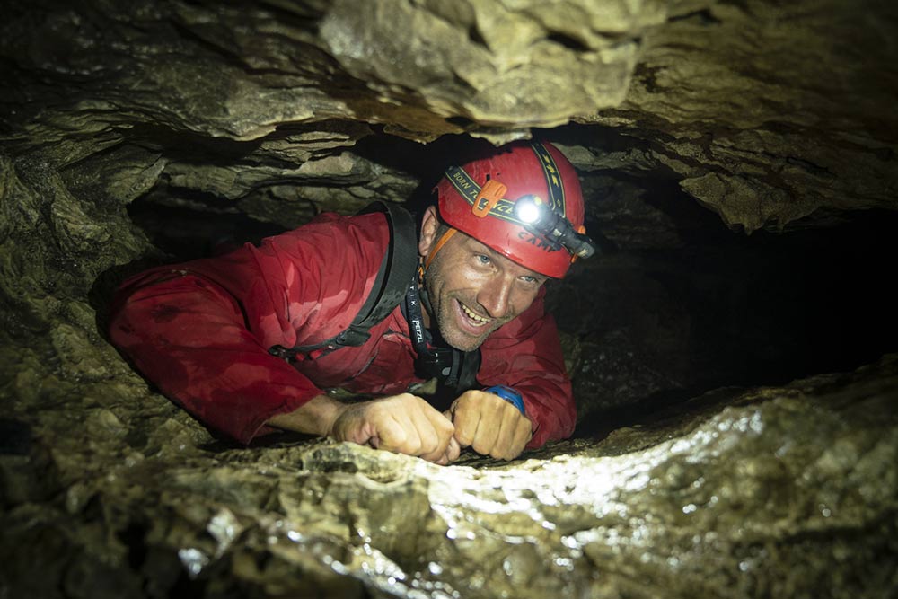 portrait d'un homme en spéléologie à annecy