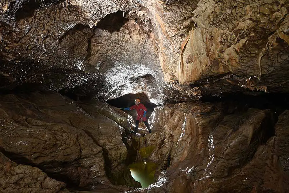 homme qui évolue en spéléologie à annecy