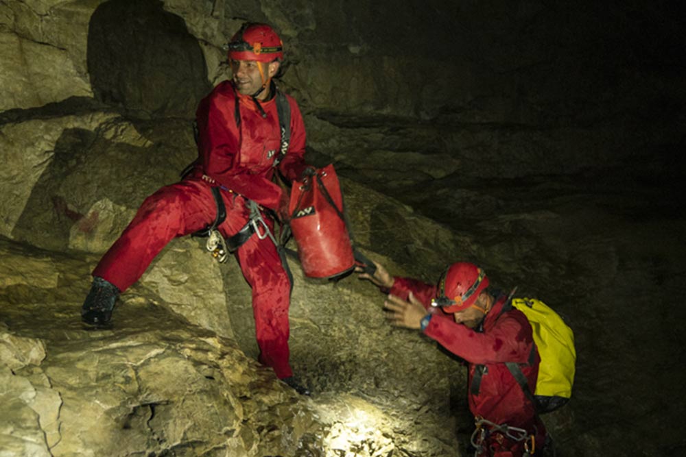 hommes qui évoluent en spéléologie en haute savoie