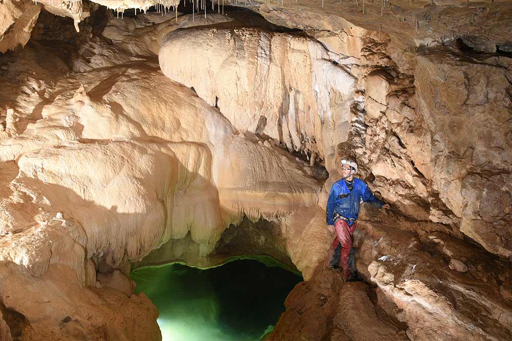 homme qui se promène en spéléologie à annecy