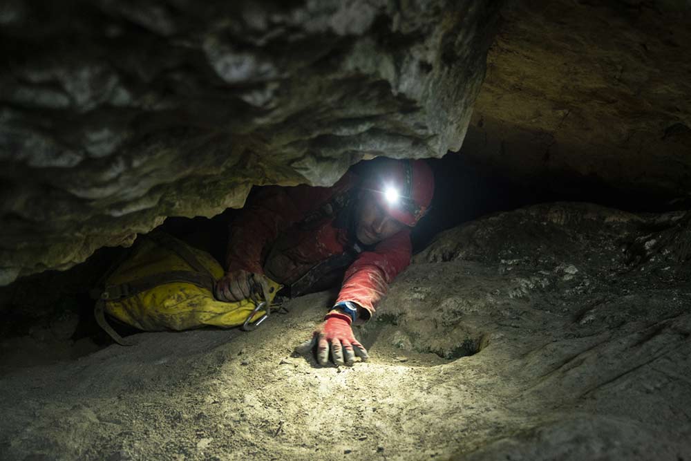 homme allongé en spéléologie annecy