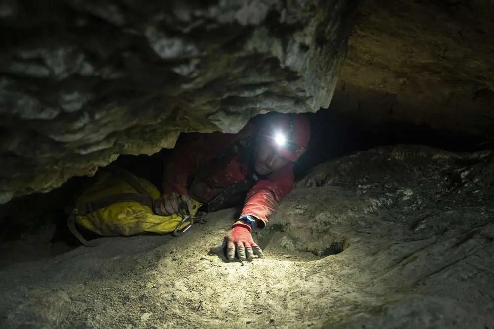 homme allongé en spéléologie annecy