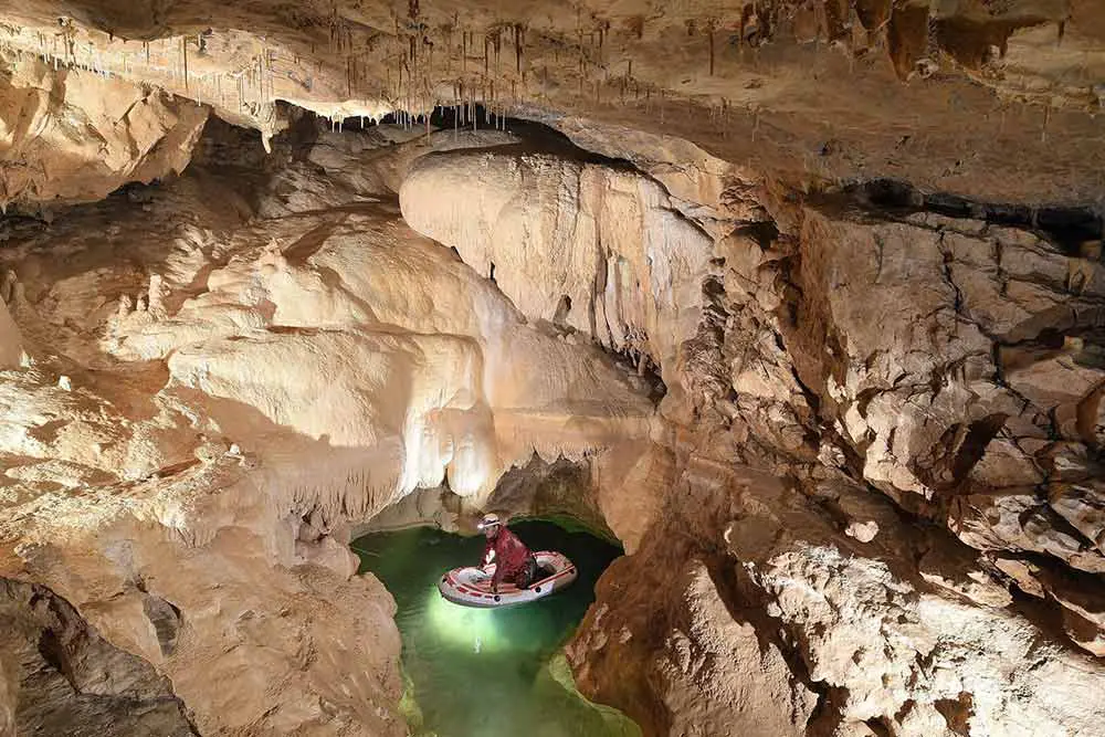 homme sur un syphon à la grotte de prérouge