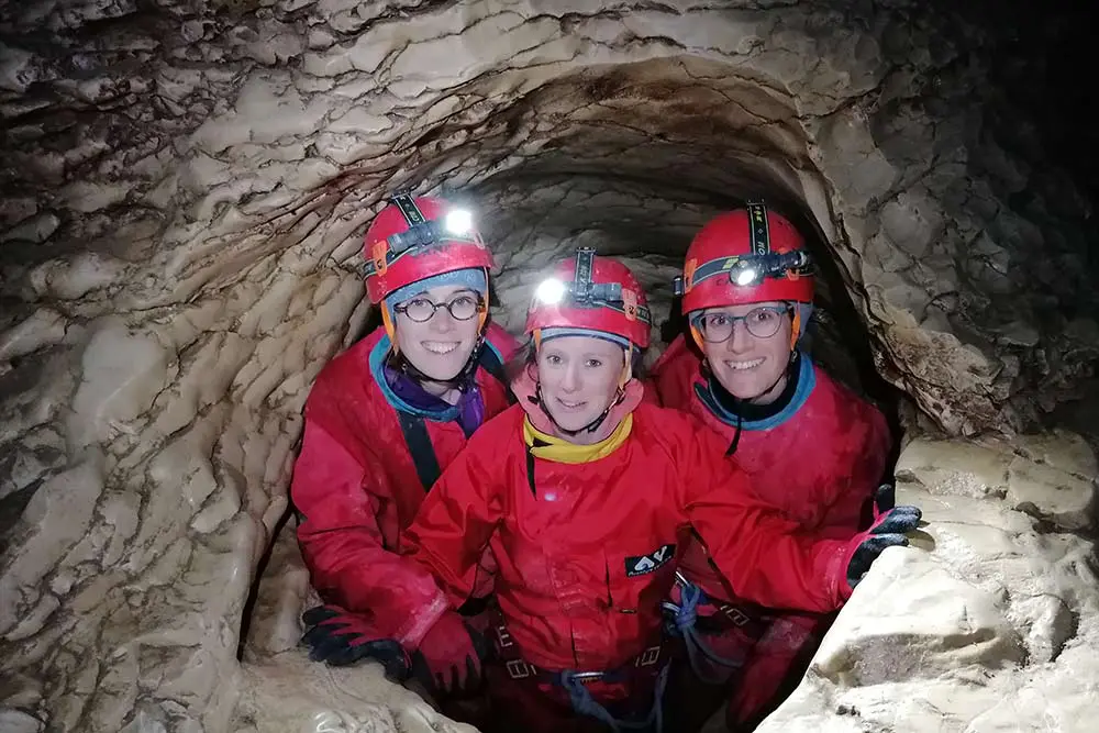 trois personnes dans une cavité spéléologie annecy