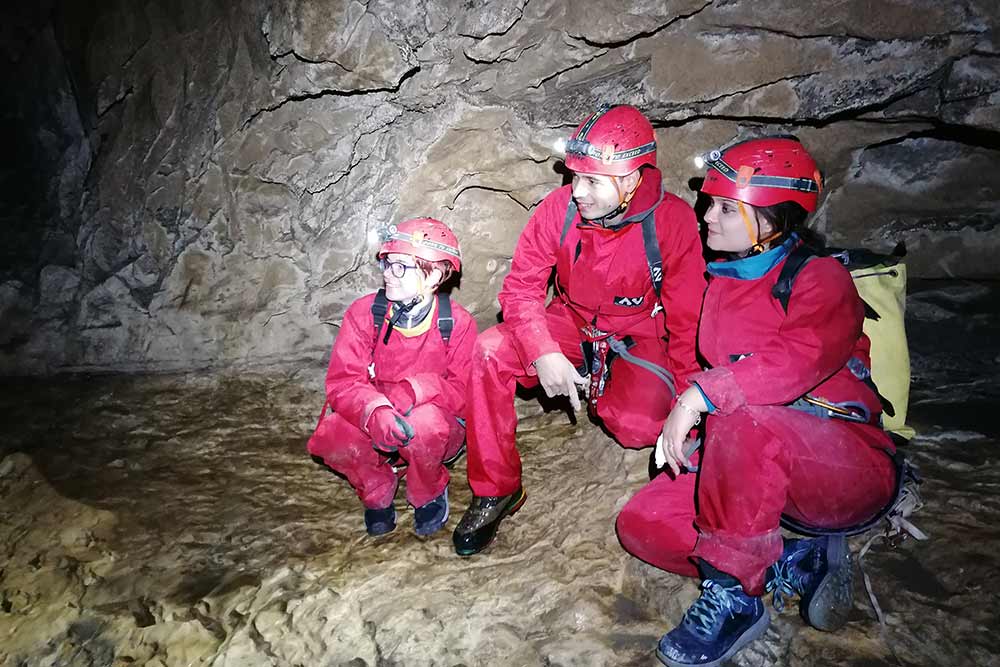 trois amis en spéléologie à annecy