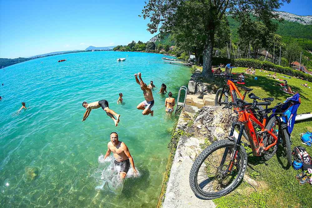 groupe evg qui se baigne avec les vtt à annecy