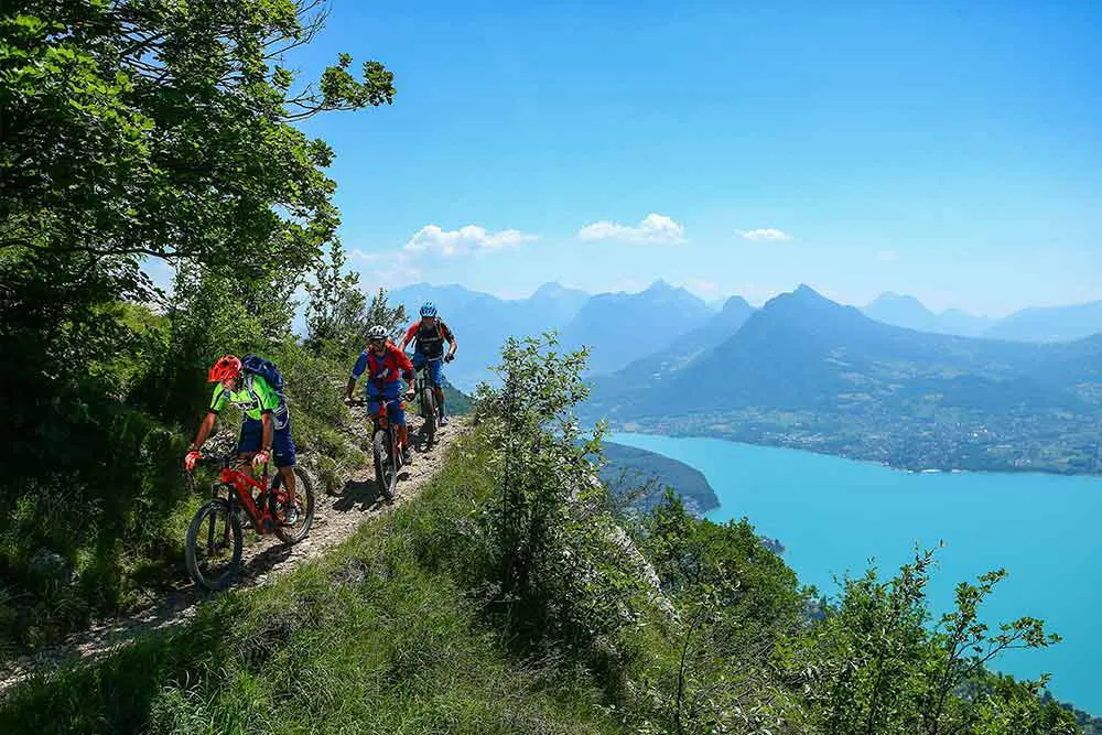 groupe evg en vtt ebike au dessus du lac d'annecy