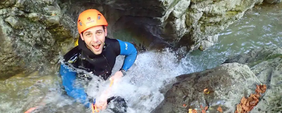 homme en canyoning à Angon pour un evg