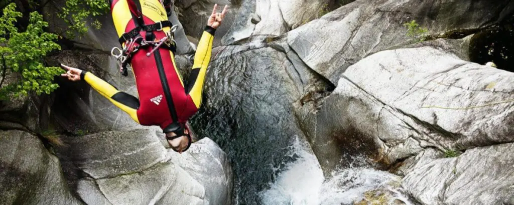 terreo canyoning annecy canyoneur qui saute