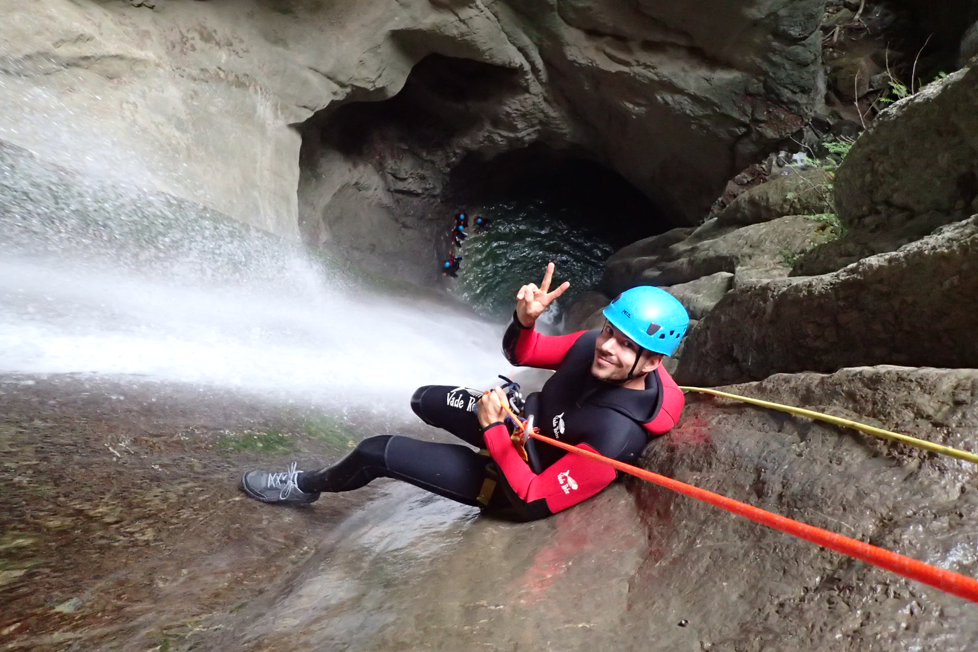 homme qui descend en canyoning cascade angon