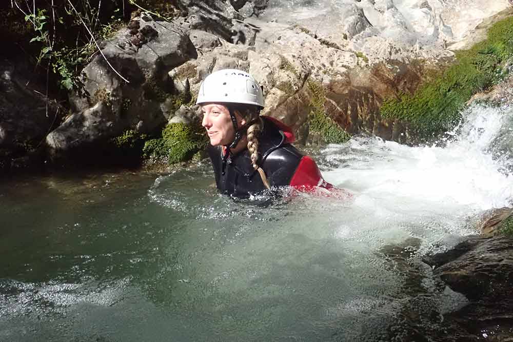 femme dans l'eau canyoning