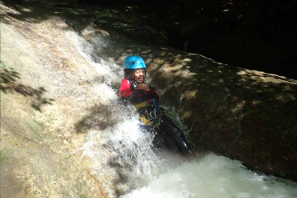 enfant dans un petit toboggan randonnée aquatique