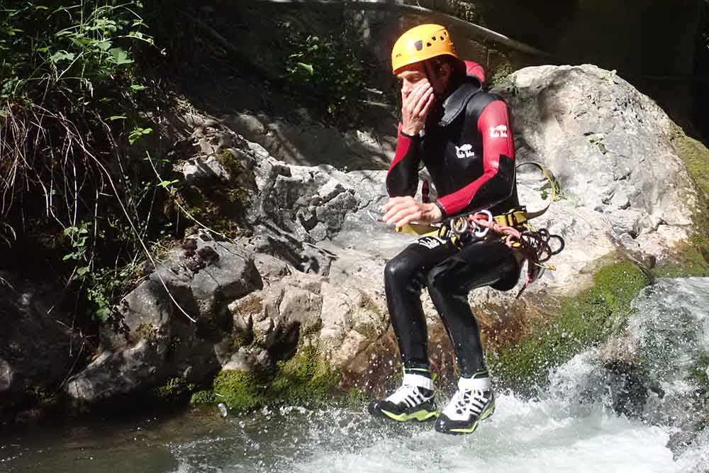 un homme saute en canyoning frontenex