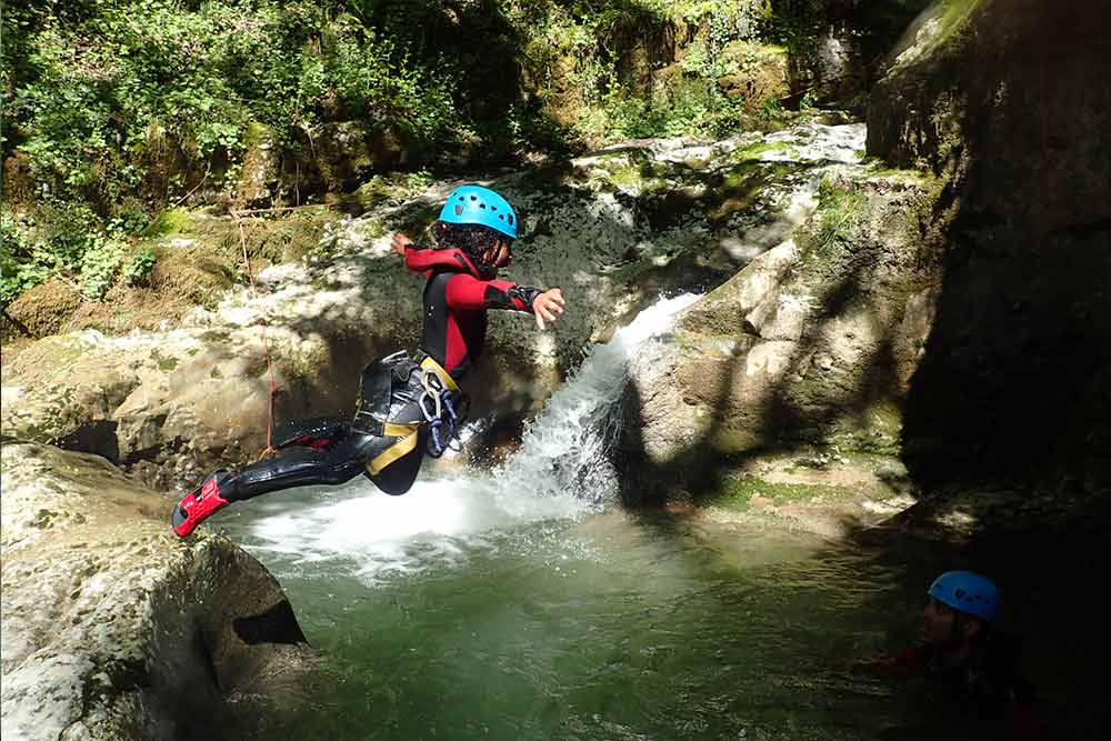 saut d'un enfant randonnée aquatique annecy