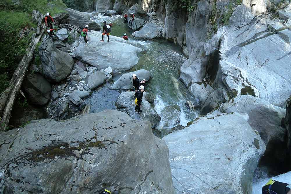 groupe qui marche canyoning eaux rousses