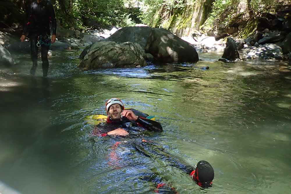 homme qui nage canyon des eaux rousses