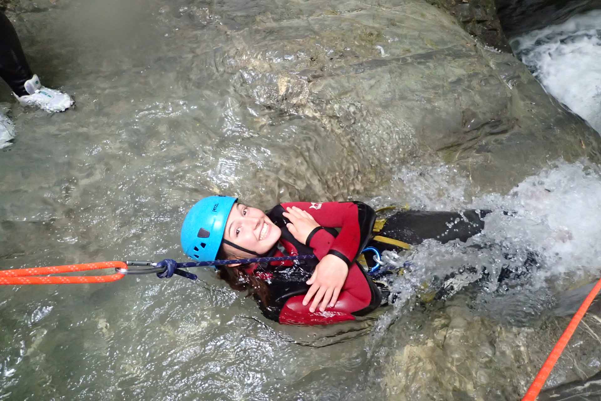 femme en canyoning à Aix Les Bains canyon