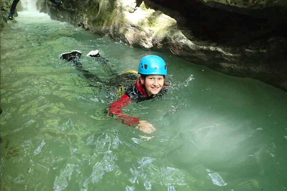 enfant qui nage en canyoning à Talloires