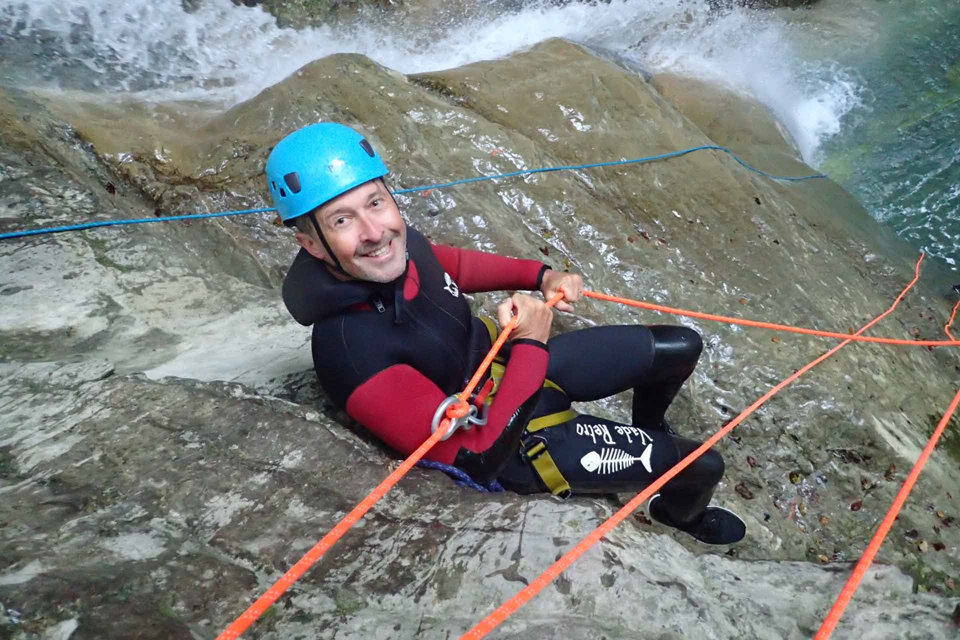 homme descente canyon talloires