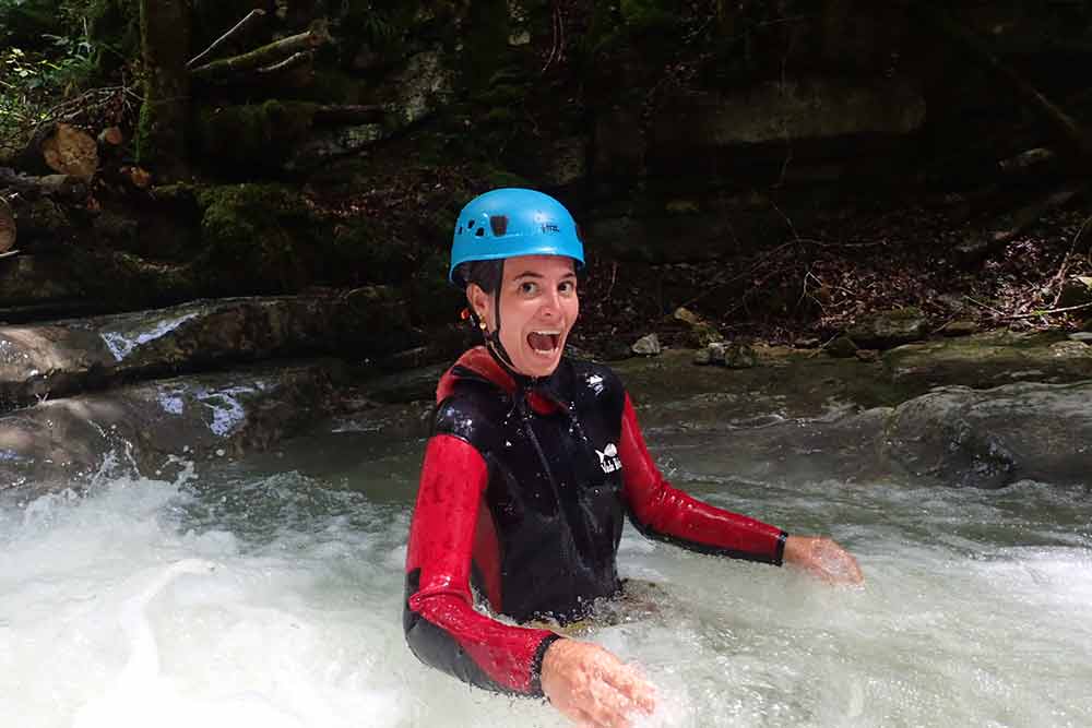 femme qui nage dans une cascade proche de geneve en canyoning