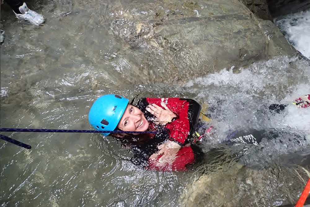 femme en tobogan canyon haute savoie