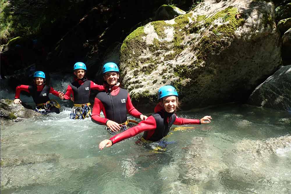 famille qui marche en rivière au canyon de Talloires