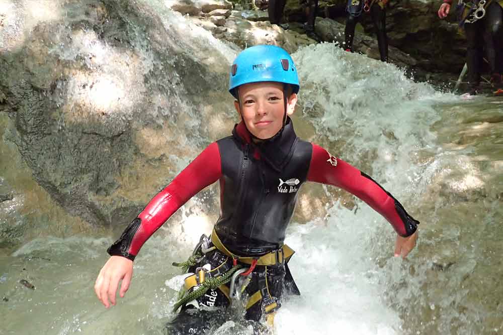 enfant en canyoning à talloires