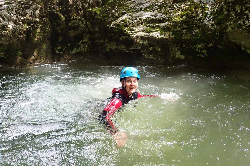 enfant qui nage en descente de canyon à annecy