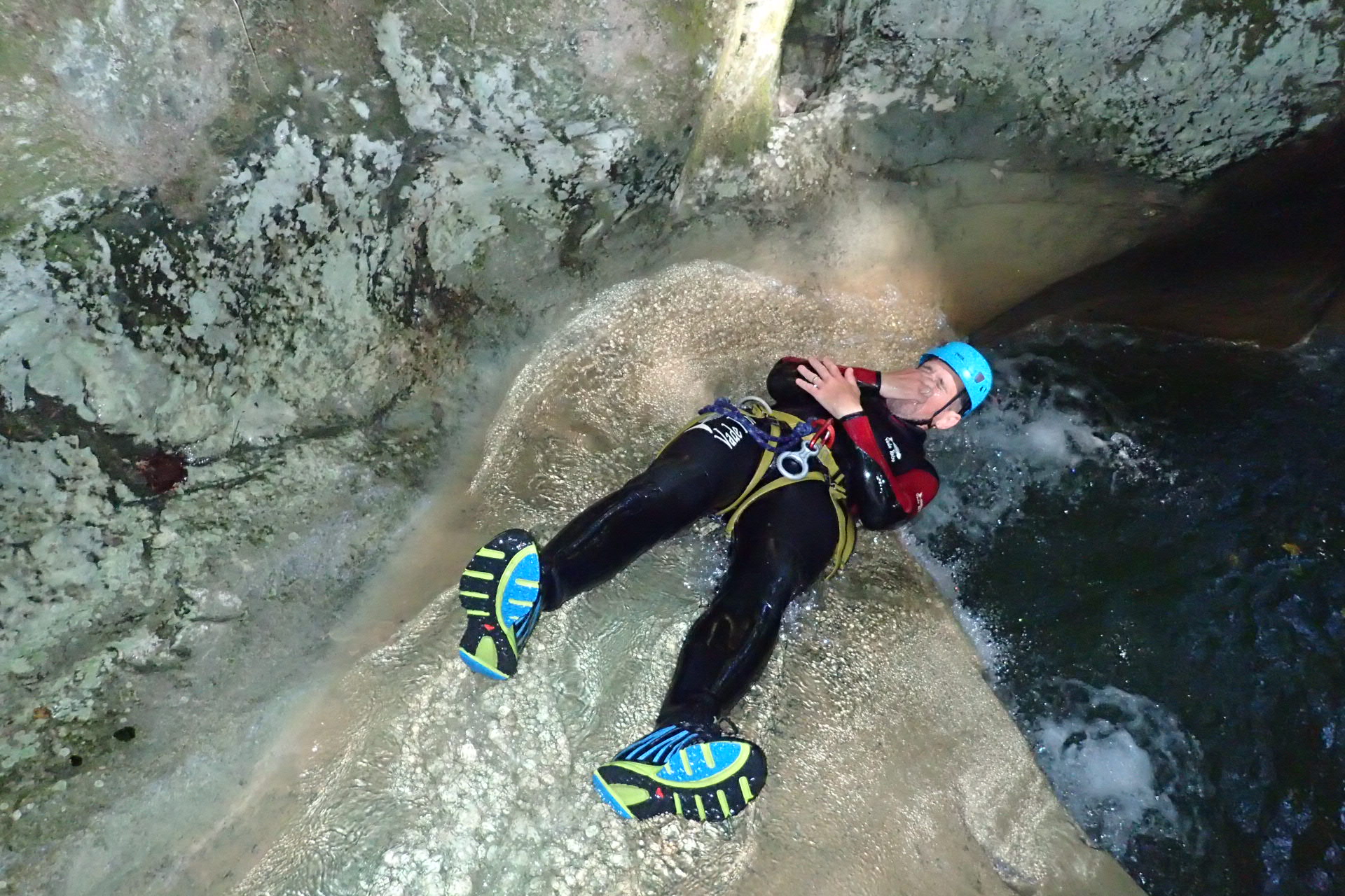 glissade d'une cascade en canyoning dans les bauges