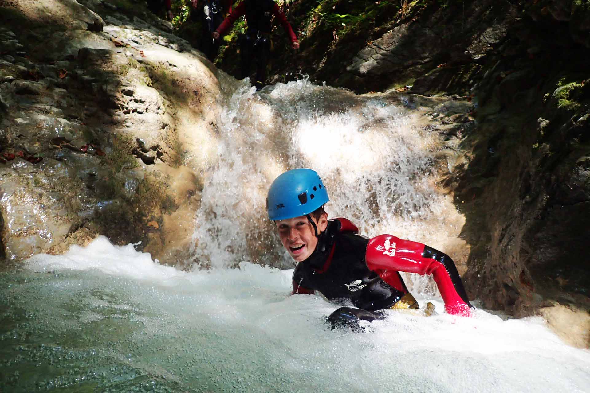 enfant en descente de canyon canyoning annecy