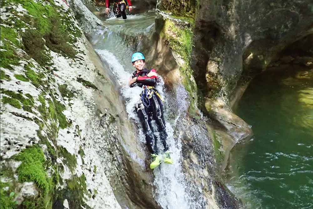 homme en toboggan descente de canyoning