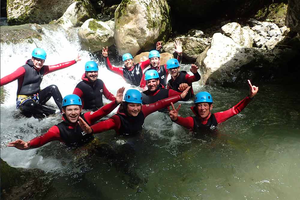 groupe en descente de canyoning annecy